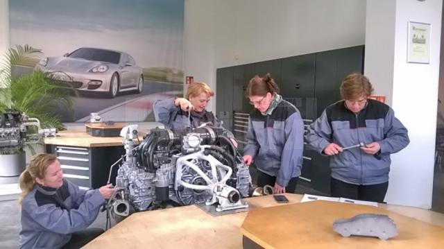 27 de elevi de la Colegiul Tehnic ”Laţcu Vodă” din Siret au beneficiat de stagii de pregătire, în cursul acestui an, la mari concerne auto din Germania şi Italia
