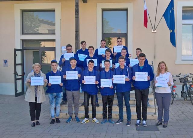 27 de elevi de la Colegiul Tehnic ”Laţcu Vodă” din Siret au beneficiat de stagii de pregătire, în cursul acestui an, la mari concerne auto din Germania şi Italia