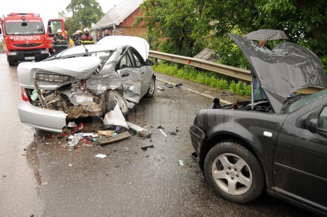 Trei autoturisme implicate într-un grav accident la Ilișești