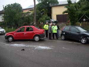 Autoturismul Dacia a lovit maşina care staţiona, după care s-a răsturnat pe carosabil. A fost pus imediat pe roţi, şoferul scăpând, din fericire, fără leziuni
