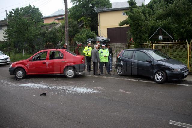 Autoturismul Dacia a lovit maşina care staţiona, după care s-a răsturnat pe carosabil. A fost pus imediat pe roţi, şoferul scăpând, din fericire, fără leziuni