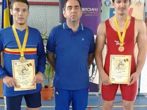 Cei doi medaliaţi de la LPS Suceava, Adrian Agache şi Teodor Chira alături de antrenorul Valerică Gherasim