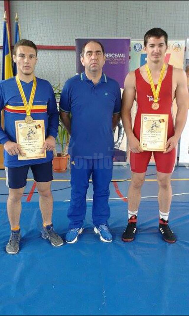 Cei doi medaliaţi de la LPS Suceava, Adrian Agache şi Teodor Chira alături de antrenorul Valerică Gherasim