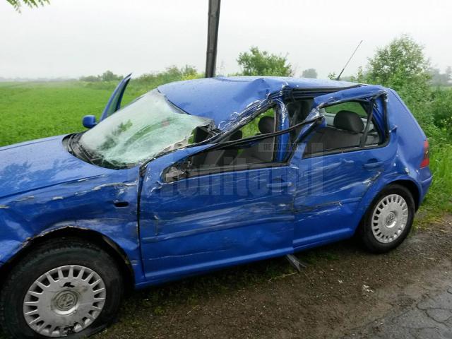 La Chilişeni, autoturismul VW a fost grav avariat şi toţi cei 5 ocupanţi ai maşinii au ajuns la spital