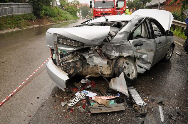 11 răniţi şi cinci maşini avariate, în două accidente produse pe ploaie