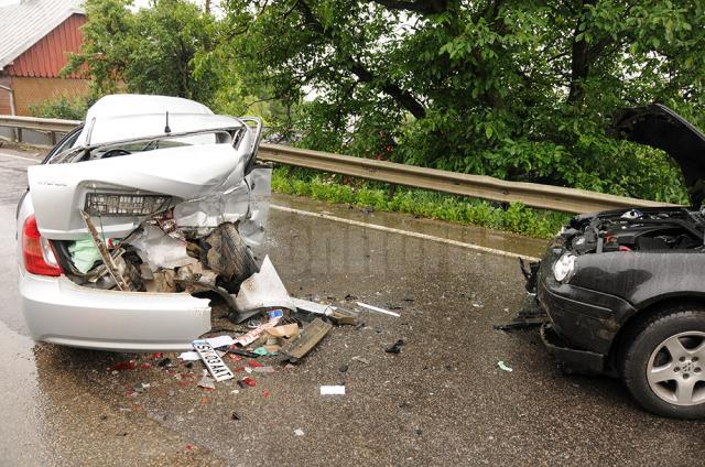 11 răniţi şi cinci maşini avariate, în două accidente produse pe ploaie