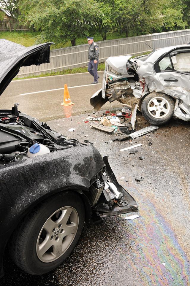 11 răniţi şi cinci maşini avariate, în două accidente produse pe ploaie