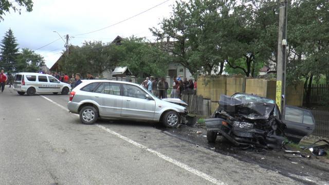 Cinci răniţi au ajuns la spital, după ce două maşini s-au ciocnit frontal