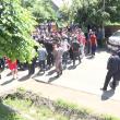 Grupul de oameni a blocat drumul, în faţa primăriei, încercând să oprească maşina care transporta buletinele de vot