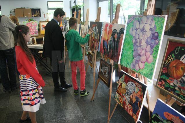 Artistul plastic Cătălin Alexandru Chifan a expus ieri 29 de tablouri la Centrul Tradiţiilor Bucovinene