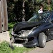 Autoturismul scăpat de sub control a intrat în gardul de pe marginea drumului