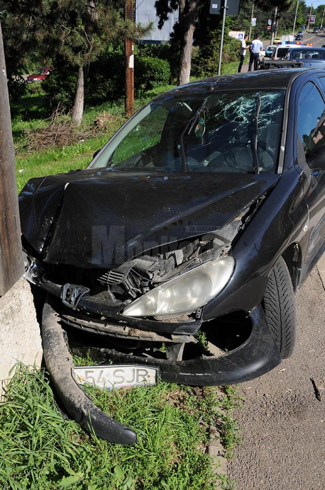 Autoturismul scăpat de sub control a intrat în gardul de pe marginea drumului