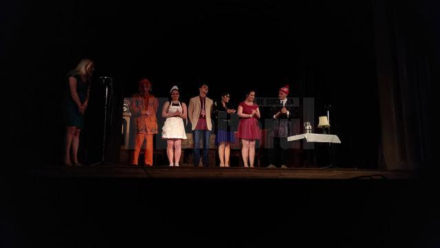 Aplauze îndelungi la debutul pe scenă al trupei de teatru „Septentrion” de la Colegiul „Eudoxiu Hurmuzachi”