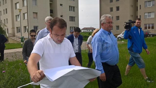 Ion Lungu a fost ieri şi a examinat planurile celor două blocuri, care vor fi edificate în apropierea altor locuinţe similare, în zona Metro
