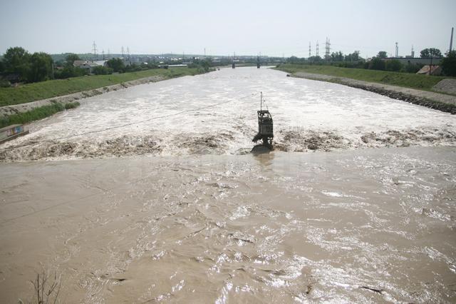 Apele învolburate ale râului Suceava, la care codul galben hidrologic se menţine până marţi dimineaţa inclusiv