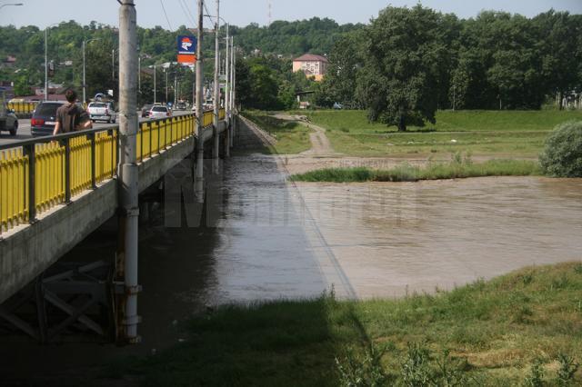 Acoperiş smuls şi ape învolburate, în Suceava, după furtuna de duminică noapte