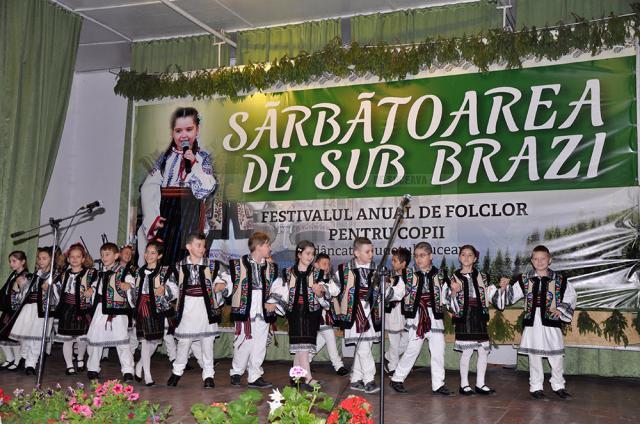 585 de elevi din 57 de unităţi şcolare din judeţele Suceava, Iaşi, Vaslui, Neamţ şi Bihor au participat la „Sărbătoarea de sub brazi” din comuna Adâncata