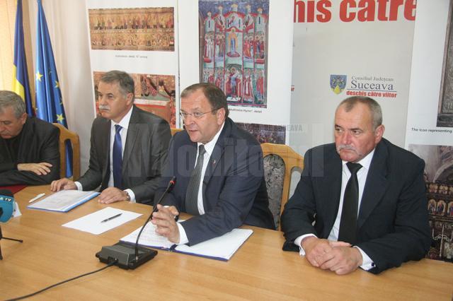 Gheorghe Flutur, preşedintele CJ Suceava, şi cei doi vicepreşedinţi ai CJ, Viorel Seredenciuc (stânga) şi Gheorghe Niţă (dreapta)