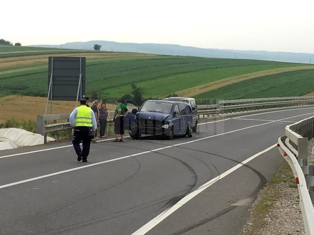 A pierdut controlul şi a acroşat o autoutilitară, pe contrasens