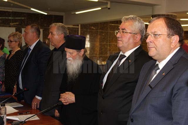 Primarul Ion Lungu alături de noul preşedinte al CJ Suceava, Gheorghe Flutur, şi de ÎPS Pimen