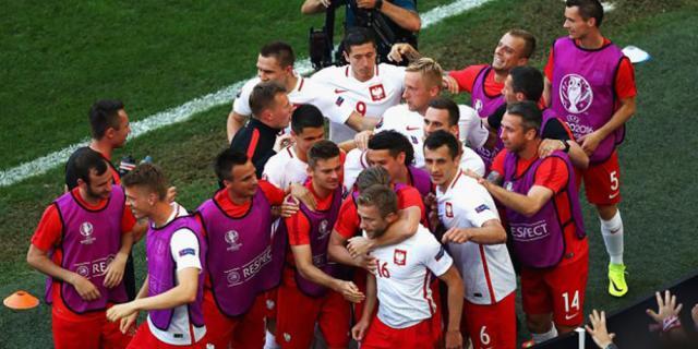 Polonia a trecut în premieră de faza grupelor la Euro