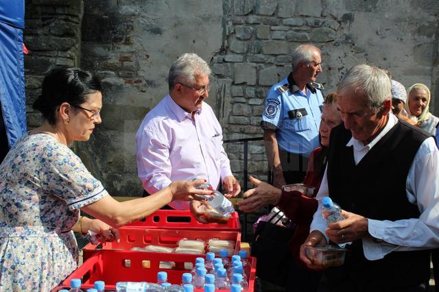 Primarul Sucevei, Ion Lungu, împreună cu soţia sa, Luminiţa, a împărţit 5.000 de sarmale şi sticle de apă celor veniţi să se roage la Mănăstirea Sf. Ioan cel Nou