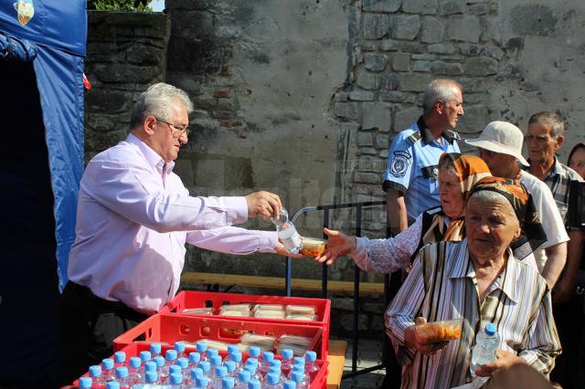 Mii de sarmale şi sticle cu apă, împărţite de primarul Sucevei credincioşilor veniţi la moaştele Sf. Ioan cel Nou