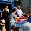 Mii de sarmale şi sticle cu apă, împărţite de primarul Sucevei credincioşilor veniţi la moaştele Sf. Ioan cel Nou