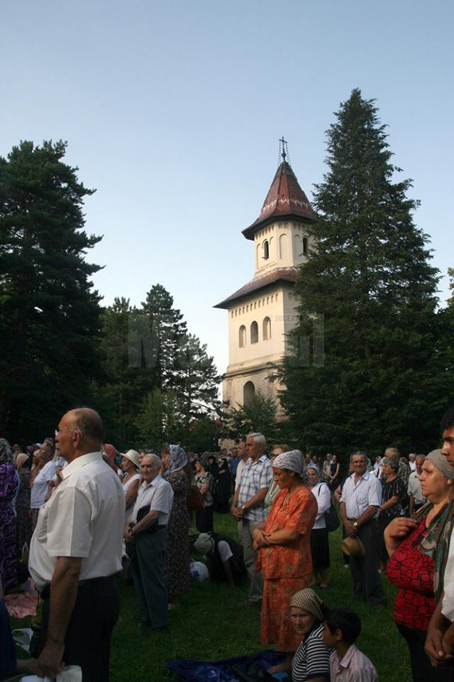Pelerinii s-au rugat aseară în curtea mănăstirii, la slujba de priveghere, oficiată de ÎPS Pimen