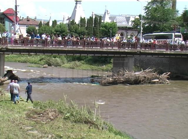 Bărbatul a fost văzut ultima oară chiar în zona podului de peste râul Dorna, pe care se adunaseră zeci de oameni