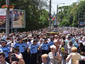 Trei ierarhi, câteva zeci de preoţi şi aproape 15.000 de pelerini, la procesiunea de Sânziene pe străzile Sucevei