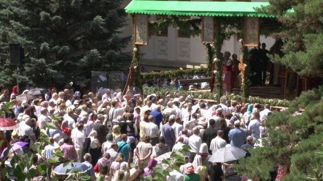 Trei ierarhi, câteva zeci de preoţi şi aproape 15.000 de pelerini, la procesiunea de Sânziene pe străzile Sucevei