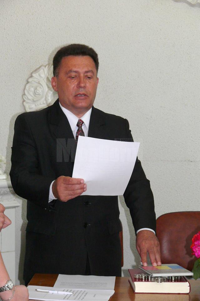 Viceprimarul Constantin Bulaicon depune jurământul