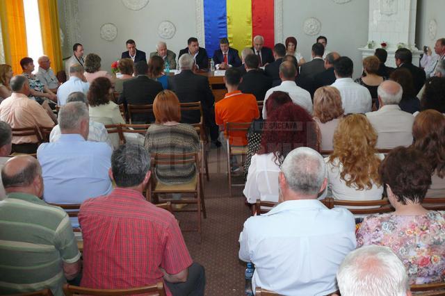 Consilierii locali au fost validaţi în funcţie şi au depus jurământul, alături de Cătălin Coman, primarul municipiului Fălticeni