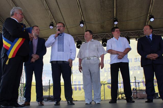 Primarul Sucevei, împreună cu primarul din Cernăuţi şi preşedintele CJ Suceava, pe scena Zilelor Sucevei