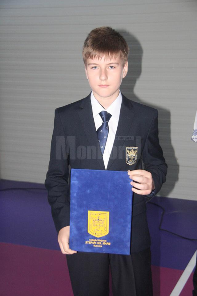 „Elevul anului” este Eduard Valentin Dumitrescul, triplu medaliat la olimpiadele naţionale de Matematică, Fizică şi Informatică