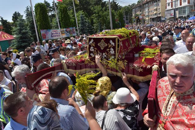 Trei ierarhi, câteva zeci de preoţi şi aproape 15.000 de pelerini, la procesiunea de Sânziene, pe străzile Sucevei