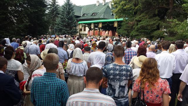 Trei ierarhi, câteva zeci de preoţi şi aproape 15.000 de pelerini, la procesiunea de Sânziene, pe străzile Sucevei
