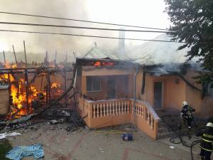 Gospodărie din Dumbrăveni, afectată de un puternic incendiu