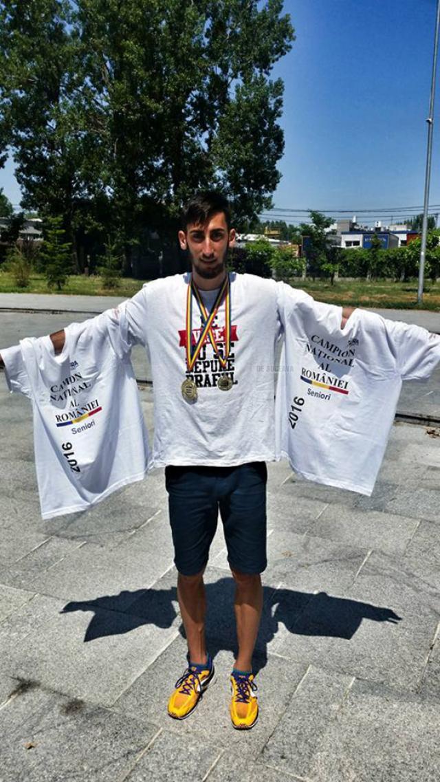 Andrei Gafiţa prezintă mândru madaliile şi tricourile de campion naţional