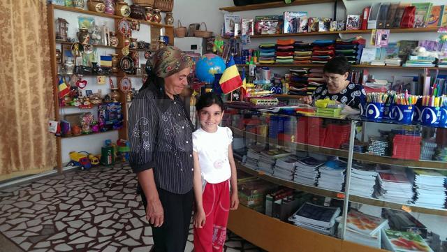 Rechizite, haine, încălţăminte pentru o fetiţă necăjită din Baia, cumpărate cu banii primiţi de la un pensionar