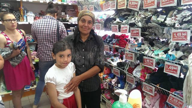 Rechizite, haine, încălţăminte pentru o fetiţă necăjită din Baia, cumpărate cu banii primiţi de la un pensionar