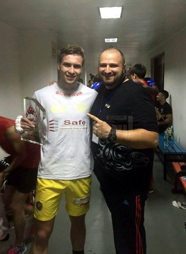 Suceveanul Andrei Ostrovanu alături de antrenorul său, Horia Rădulescu, după victoria din China