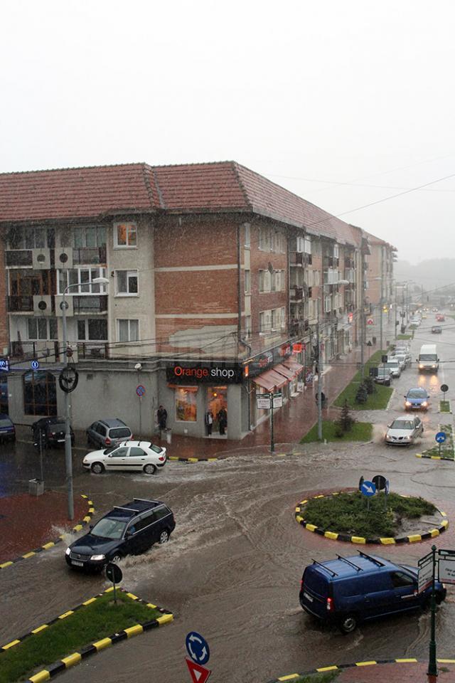 Ploaia torenţială a inundat străzile Sucevei