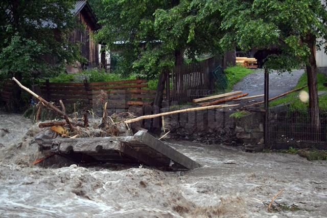 Drumuri rupte şi curţi inundate, în urma ploilor de luni
