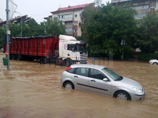 Străzi acoperite de apă din cauza ploilor torenţiale abătute asupra Sucevei