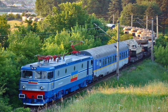Trenul cu tancuri, între Suceava şi Suceava Vest. Foto: Andrei Bîrsan