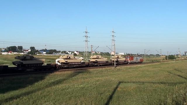 Două trenuri cu zeci de tancuri americane de luptă au tranzitat Suceava