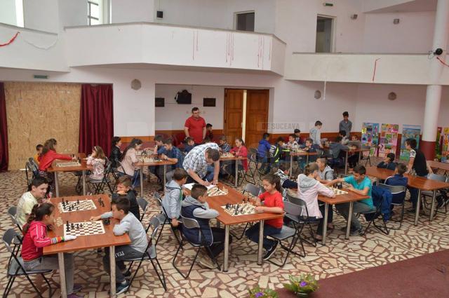 Peste 60 de copii au participat la un concurs de sah la Cajvana