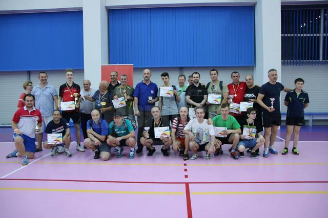 Medaliații competiției alături de o parte din participanții la competiția de tenis de masă de la Suceava